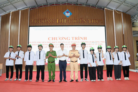 Gần 1.900 học sinh THPT Kiến Thụy học cách ngừa tội phạm