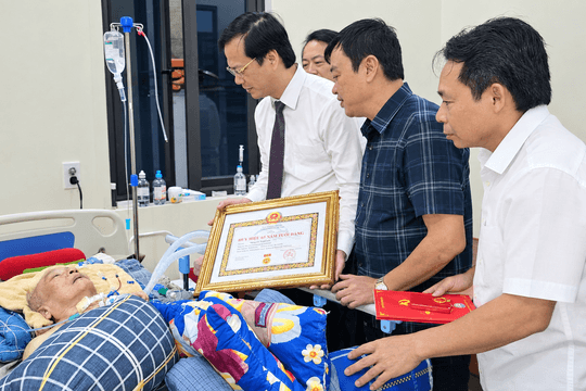 Trao Huy hiệu Đảng, tri ân những đóng góp của đảng viên