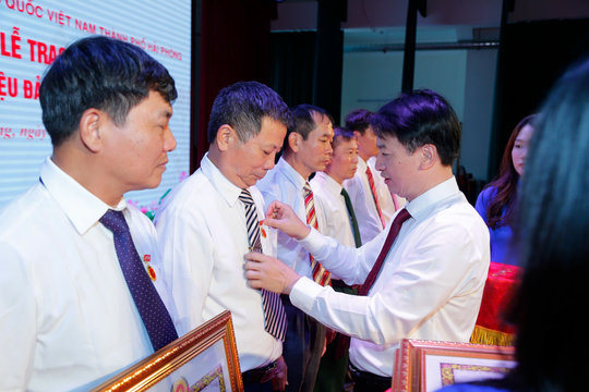 Trao Huy hiệu Đảng, tri ân những đóng góp của đảng viên