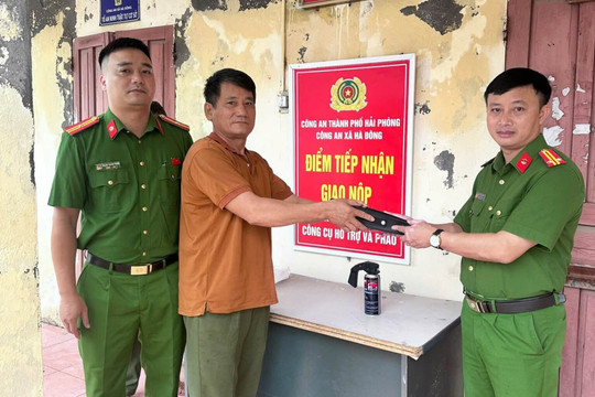 Công an Hà Đông tiếp nhận, thu hồi 35 công cụ hỗ trợ, vũ khí