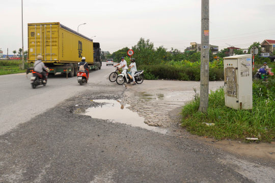 Sớm khắc phục 'ổ voi' trên lối vào đường An Hồng
