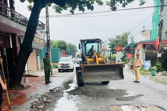 Kịp thời khắc phục 'ổ gà' trên đường 195B tại xã Mao Điền