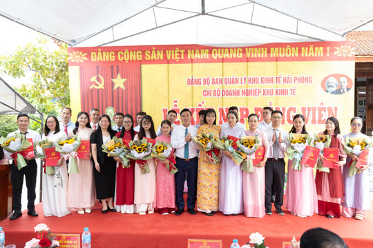 Kết nạp 64 đảng viên làm việc trong các doanh nghiệp