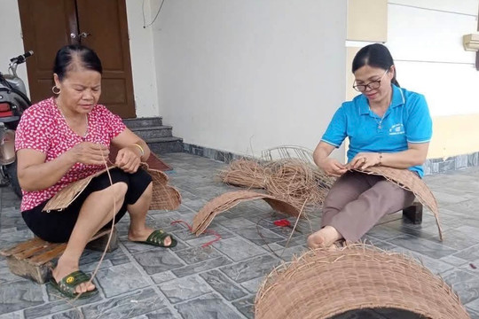 Phụ nữ phường Lê Đại Hành tăng thu nhập từ nghề mây, tre đan