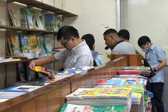 Nhà xuất bản Giáo dục Việt Nam: Thiếu sách giáo khoa do địa phương sai quy trình