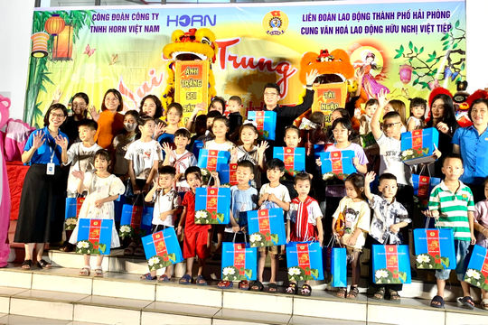 18.000 suất quà Trung thu tặng con đoàn viên, người lao động