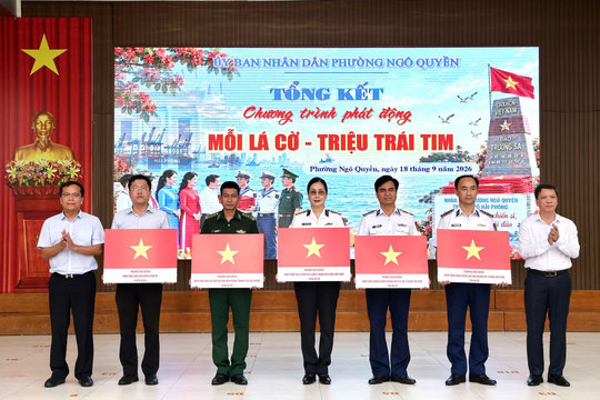 Phường Ngô Quyền tiếp nhận 18.000 lá cờ Tổ quốc