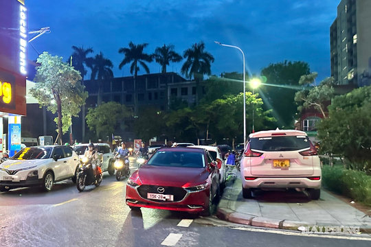 Đỗ ô tô ngược chiều, làm hẹp đường vào chung cư HH Đồng Quốc Bình