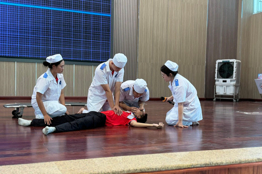 Sơ cấp cứu viên thi ứng phó tình huống khẩn cấp