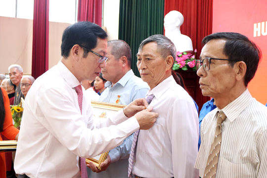 Đảng ủy phường Lê Ích Mộc trao Huy hiệu Đảng tặng đảng viên