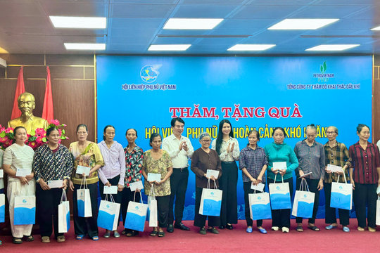 Trao 100 suất quà cho phụ nữ khó khăn khu vực biên giới biển