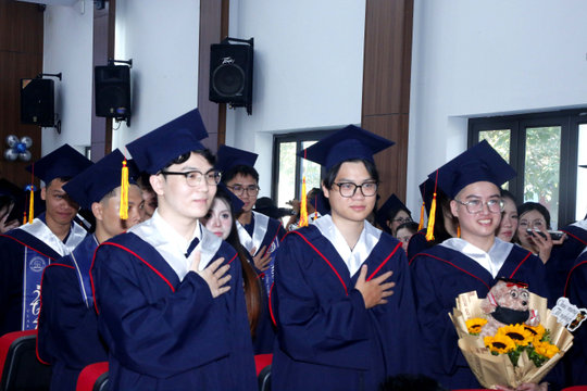 Trường Đại học Hải Phòng trao bằng tốt nghiệp cho gần 600 tân cử nhân, kỹ sư