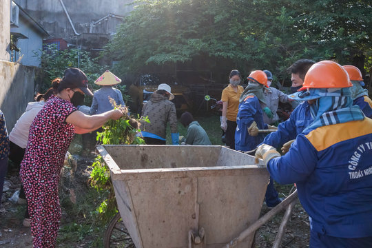 Gần 100 người ra quân làm sạch khu dân cư ở phường Lê Chân