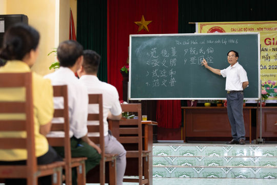 Lớp học nối dài tình yêu chữ Hán - Nôm ở xã Nguyễn Lương Bằng