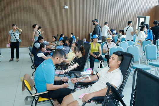 More than 1,000 workers register to donate blood