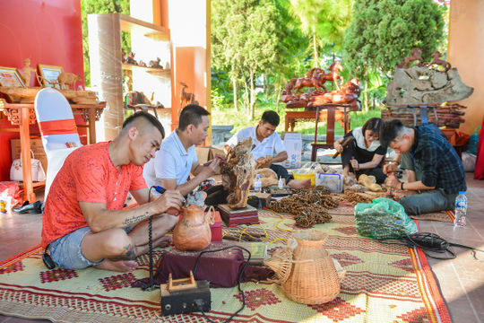 Khai thác làng nghề, làm giàu sắc màu lễ hội