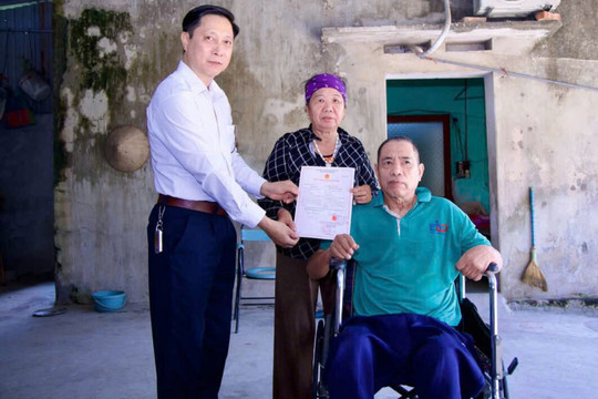 Nhị Chiểu cấp lại đăng ký kết hôn cho người cao tuổi tại nhà