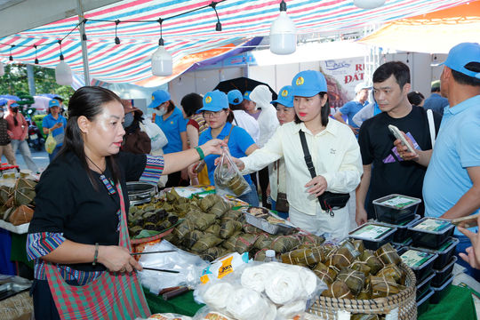 Sôi nổi hoạt động mua sắm tại gian hàng phúc lợi đoàn viên