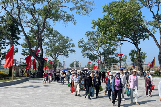 Từ 'đi lễ' đến 'đi trong di sản'