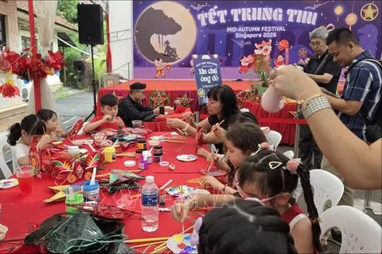 Ấm áp không gian lễ hội Trung thu của người Việt tại Singapore