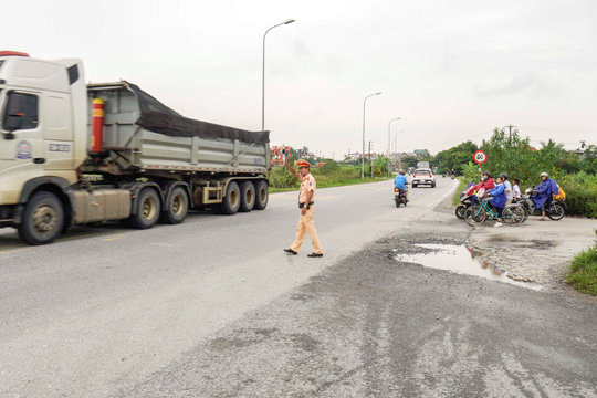 Nút giao quốc lộ 10 qua phường Hồng An tiềm ẩn nguy cơ mất an toàn