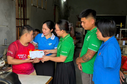 Trao 100 suất quà Trung thu tặng trẻ em khó khăn ở phường Nhị Chiểu