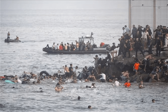 Hơn 2.000 người di cư tại Ceuta phải quay trở lại các bãi biển