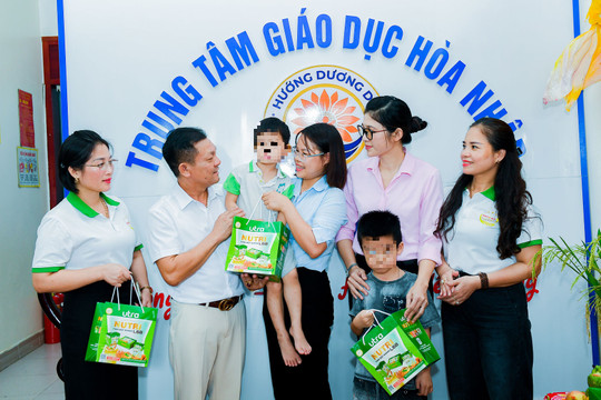 Women journalists in western Hai Phong bring gifts to disadvantaged children
