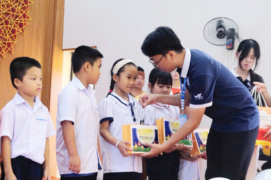 Little Hearts trao 65 suất quà Trung thu cho trẻ khó khăn ở Vĩnh Hòa