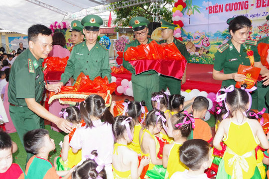Chương trình 'Biên cương - Đêm hội trăng rằm' tại biên giới biển