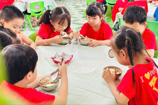 Các cơ sở giáo dục phải công khai hằng ngày với cha mẹ học sinh về bữa ăn bán trú