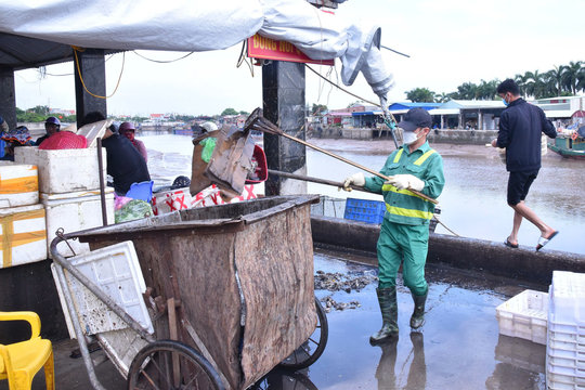 'Bài toán' khó trong thu gom rác thải sinh hoạt ngoại thành