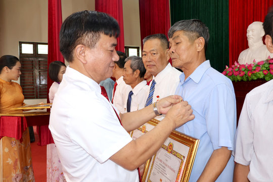 Đảng ủy phường Thiên Hương trao tặng Huy hiệu Đảng