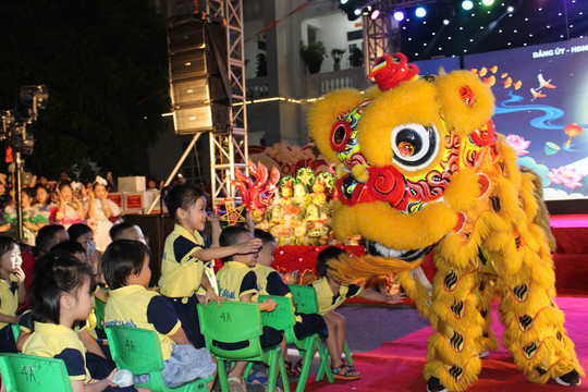 Phường Tân Hưng trao quà Trung thu cho trẻ khó khăn