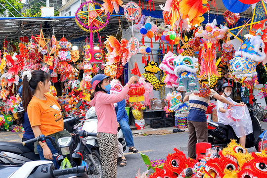 Làm mới đồ chơi, quà tặng mùa Trung thu