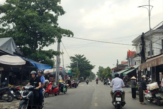 Giữ trật tự đường hè khu chợ Tân Phong