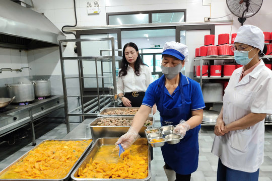 Doanh nghiệp vào bếp trường - Tiện nhưng phải thống nhất cơ chế