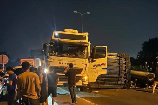 Xe đầu kéo chở cọc bê tông lật trên quốc lộ 5