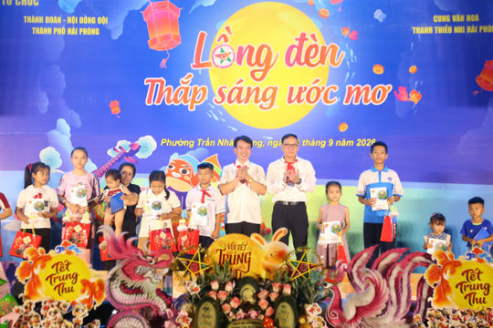 Thành đoàn Hải Phòng thắp sáng ước mơ từ Đêm hội trăng rằm