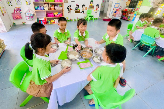 Trường Mầm non Thái Tân bảo đảm bữa ăn bán trú cho trẻ