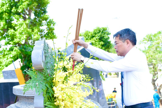 Thủ tướng Chính phủ Lê Minh Hưng dâng hương tại Bến K15, tri ân người có công