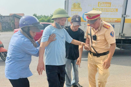 Hai cảnh sát giao thông giúp cụ ông gặp nạn về nhà an toàn