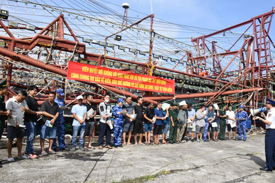 Tuyên truyền chống khai thác IUU cho chủ phương tiện, ngư dân ở phường Nam Triệu