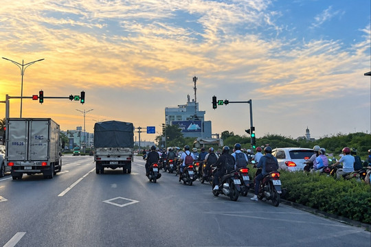 Xe máy vẫn đi vào làn ô tô trên đường Bùi Viện