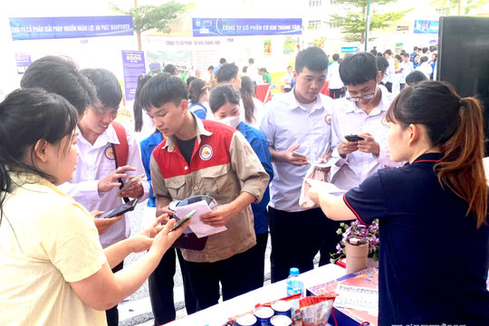 Ngày hội việc làm kết nối hơn 2.000 người với doanh nghiệp