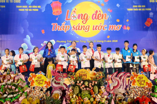 Lan tỏa 'vầng trăng yêu thương' đến với trẻ em