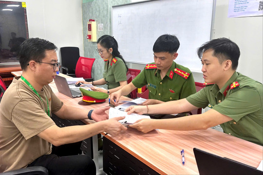 Công an Hải Phòng đến doanh nghiệp làm thủ tục lý lịch tư pháp cho chuyên gia nước ngoài