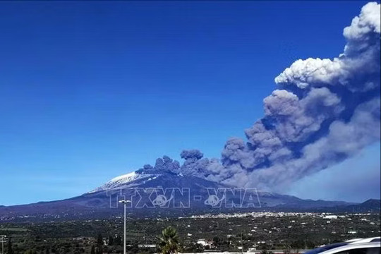 Đóng cửa sân bay Catania tại Italy do núi lửa Etna phun trào