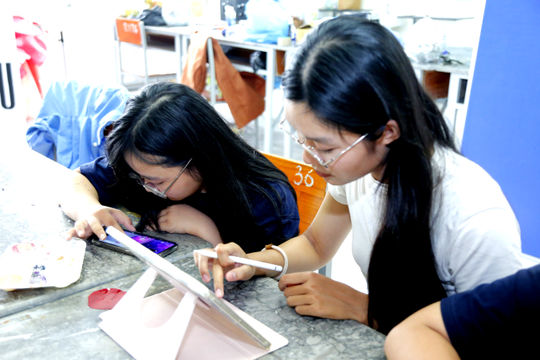 Học sinh Chuyên Trần Phú mang công nghệ sắc màu đến giới trẻ
