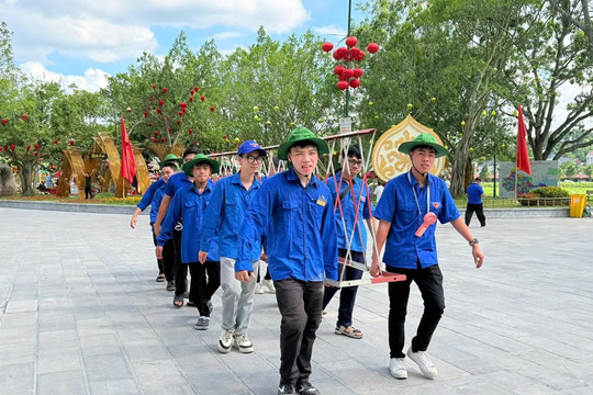Sinh viên Trường Đại học Sao Đỏ tình nguyện phục vụ Lễ hội Côn Sơn - Kiếp Bạc